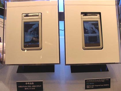 КПК на базе Palm OS 5 рядом с Sony Clie PEG-NR70V КПК на базе Palm OS 5 рядом с Sony Clie PEG-NR70V